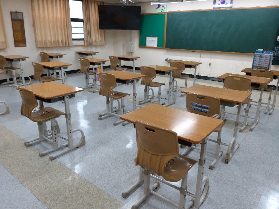 중학교 교실청소 작업 사진 2
