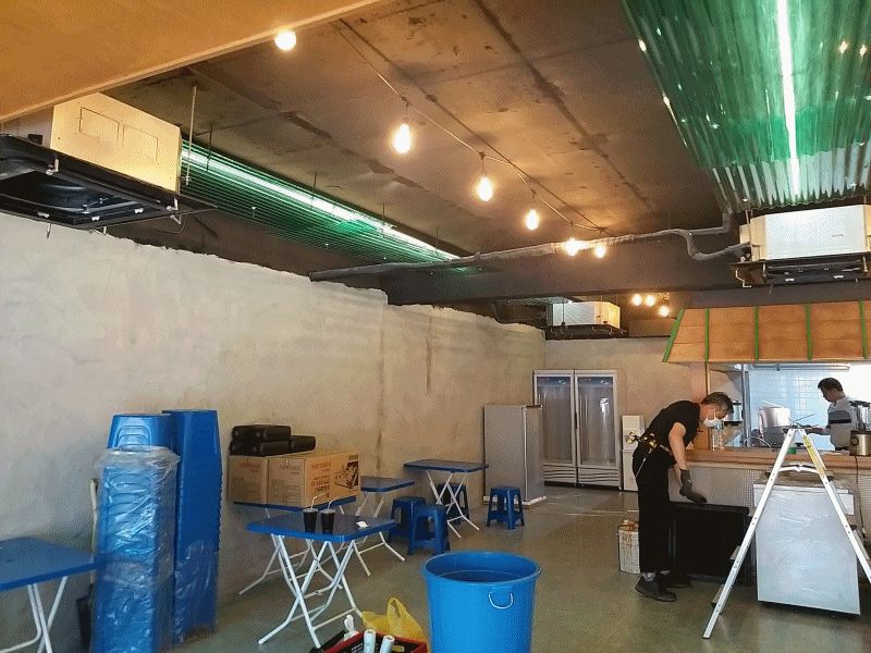 강남역 포차 4웨이 천장형에어컨 청소 - 기름때 제거